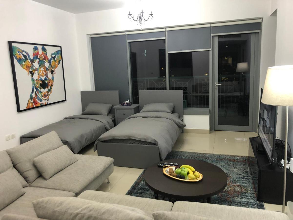 Downtown Boulevard One Bedroom Apt In 29 Blvd غرفة وصالة Burj & Fountain View Master Bedroom Plus 2 Single Beds In Living Room Dubai Luaran gambar
