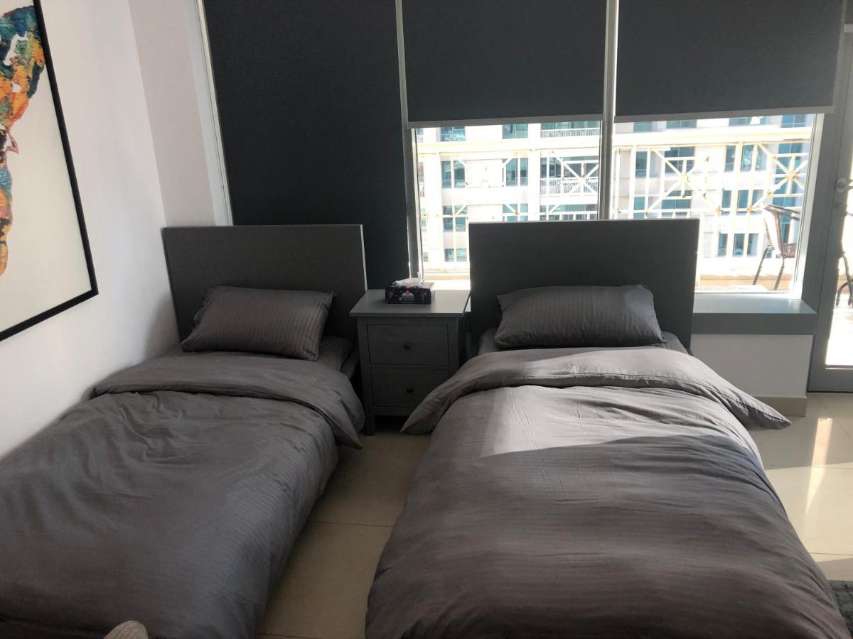 Downtown Boulevard One Bedroom Apt In 29 Blvd غرفة وصالة Burj & Fountain View Master Bedroom Plus 2 Single Beds In Living Room Dubai Luaran gambar