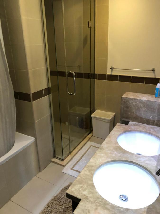 Downtown Boulevard One Bedroom Apt In 29 Blvd غرفة وصالة Burj & Fountain View Master Bedroom Plus 2 Single Beds In Living Room Dubai Luaran gambar